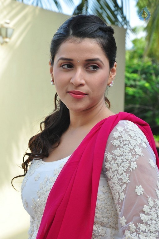 Mannara Chopra Gallery - 21 / 42 photos