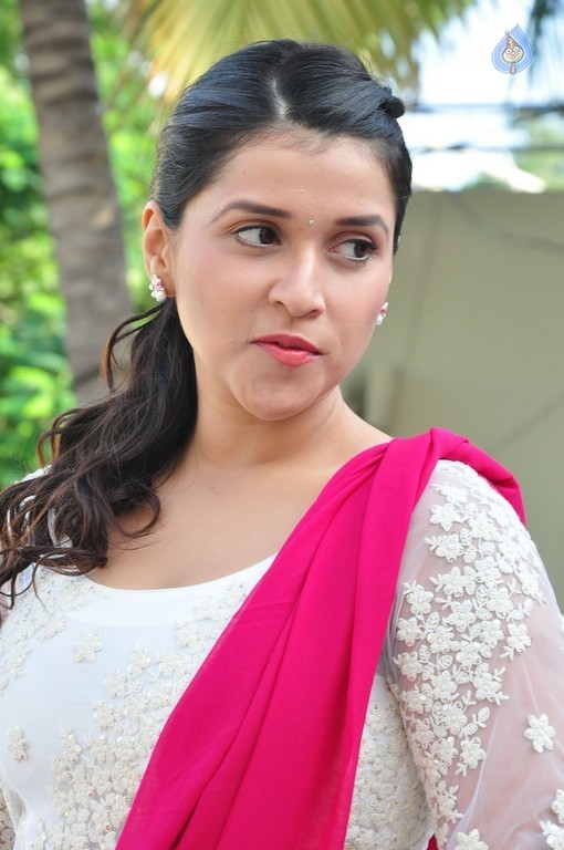 Mannara Chopra Gallery - 22 / 42 photos