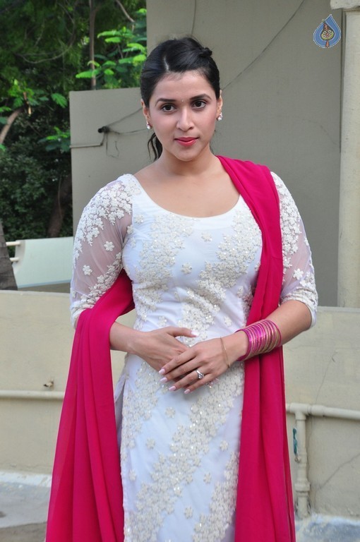 Mannara Chopra Gallery - 23 / 42 photos