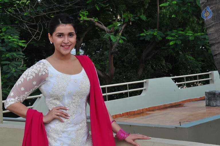 Mannara Chopra Gallery - 24 / 42 photos