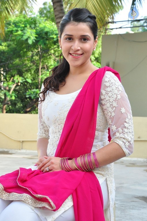 Mannara Chopra Gallery - 26 / 42 photos