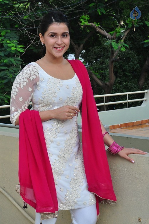 Mannara Chopra Gallery - 27 / 42 photos