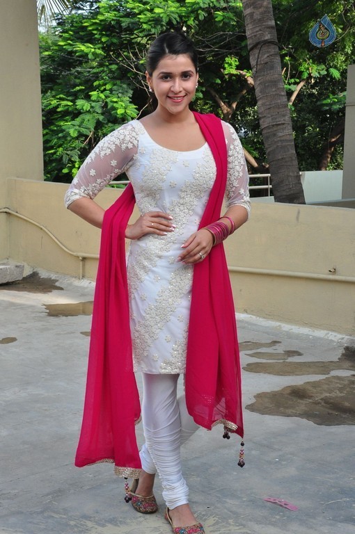 Mannara Chopra Gallery - 28 / 42 photos