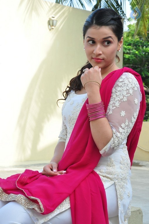 Mannara Chopra Gallery - 29 / 42 photos