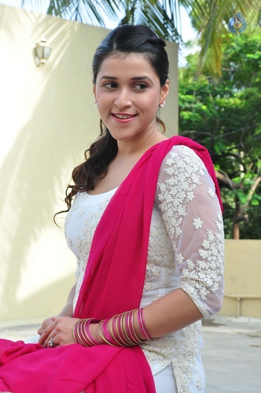 Mannara Chopra Gallery - 31 / 42 photos