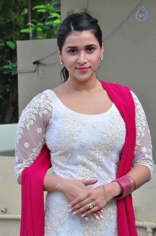 Mannara Chopra Gallery - 33 / 42 photos