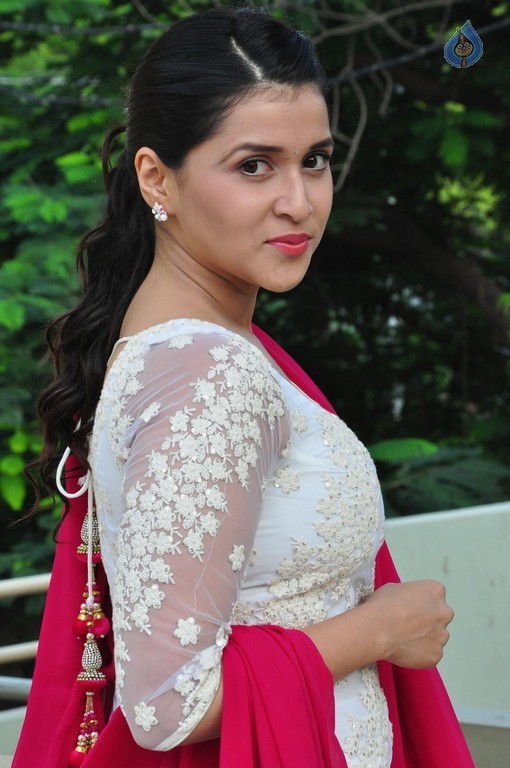 Mannara Chopra Gallery - 34 / 42 photos