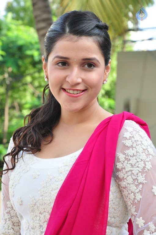 Mannara Chopra Gallery - 38 / 42 photos