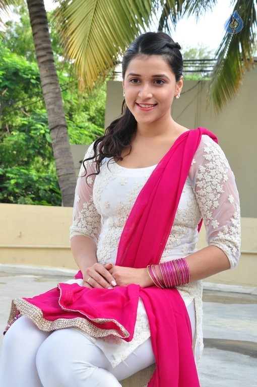 Mannara Chopra Gallery - 40 / 42 photos