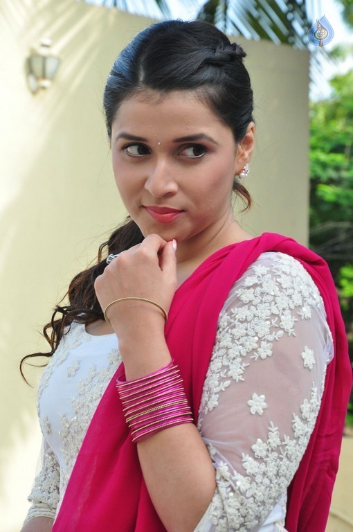 Mannara Chopra Gallery - 41 / 42 photos