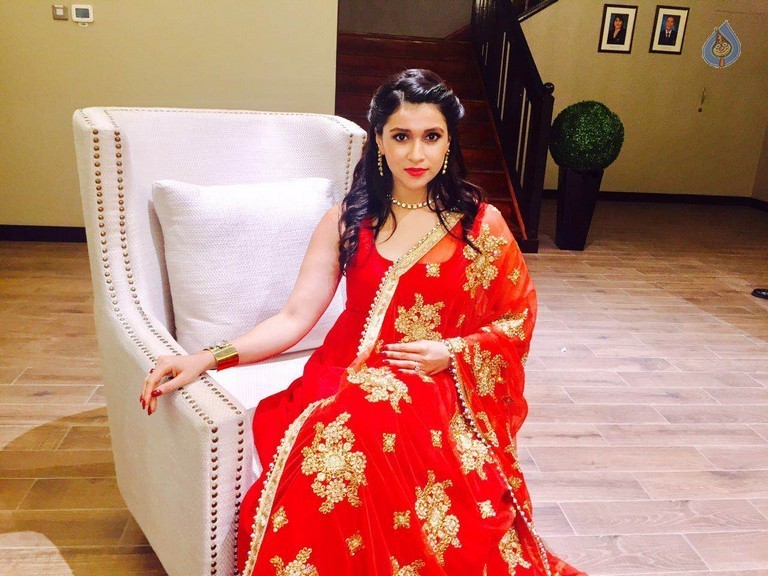 Mannara Chopra Gallery - 1 / 6 photos