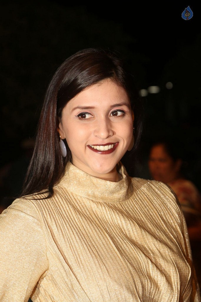 Mannara Chopra Gallery - 6 / 42 photos