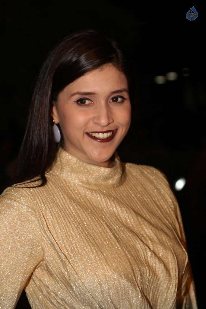 Mannara Chopra Gallery - 14 / 42 photos