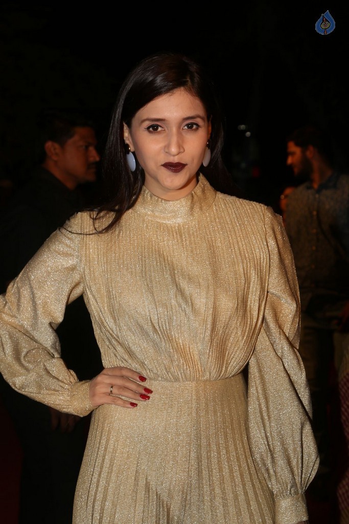 Mannara Chopra Gallery - 16 / 42 photos