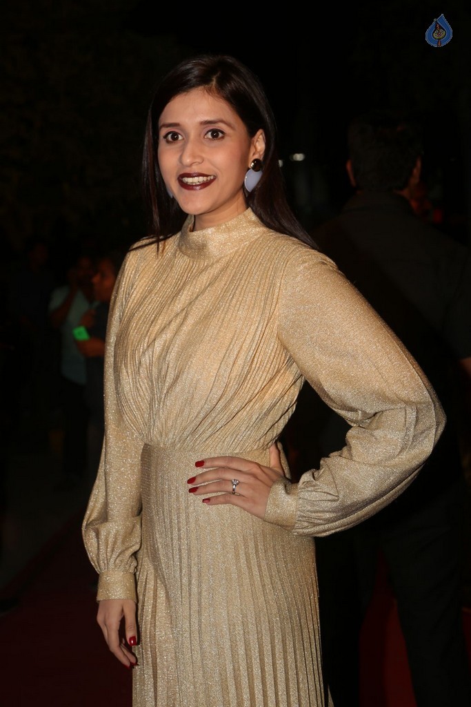 Mannara Chopra Gallery - 32 / 42 photos