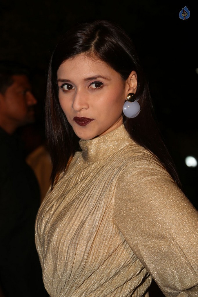 Mannara Chopra Gallery - 34 / 42 photos