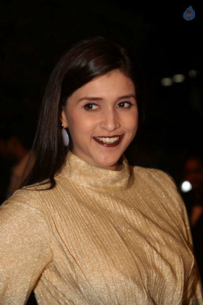 Mannara Chopra Gallery - 37 / 42 photos