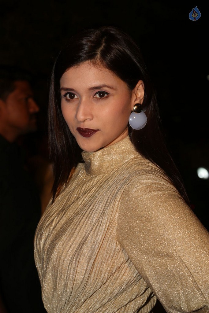 Mannara Chopra Gallery - 39 / 42 photos