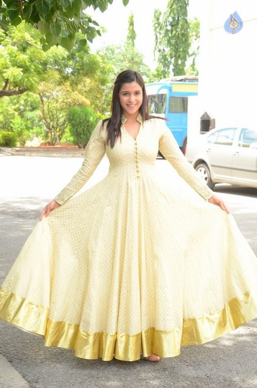 Mannara Chopra Gallery - 10 / 40 photos