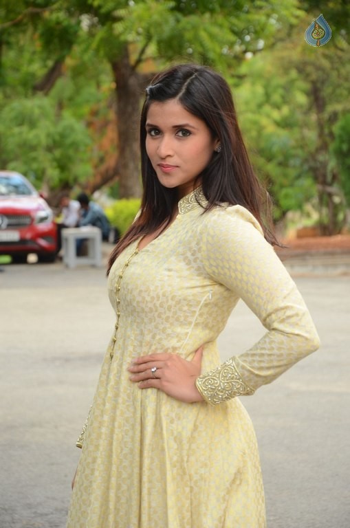 Mannara Chopra Gallery - 12 / 40 photos