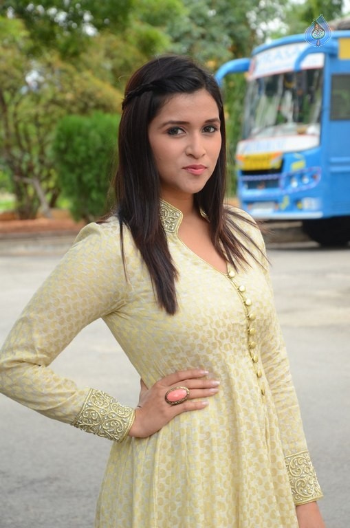 Mannara Chopra Gallery - 18 / 40 photos