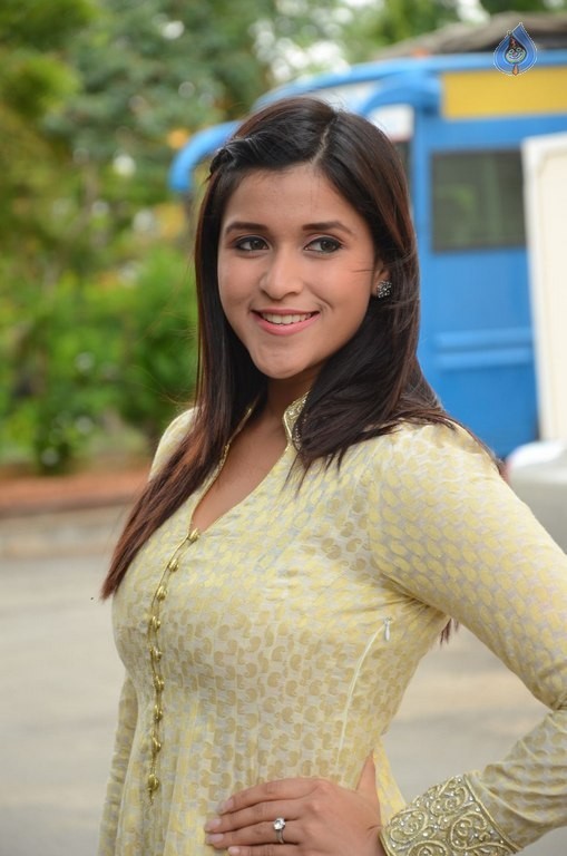 Mannara Chopra Gallery - 22 / 40 photos