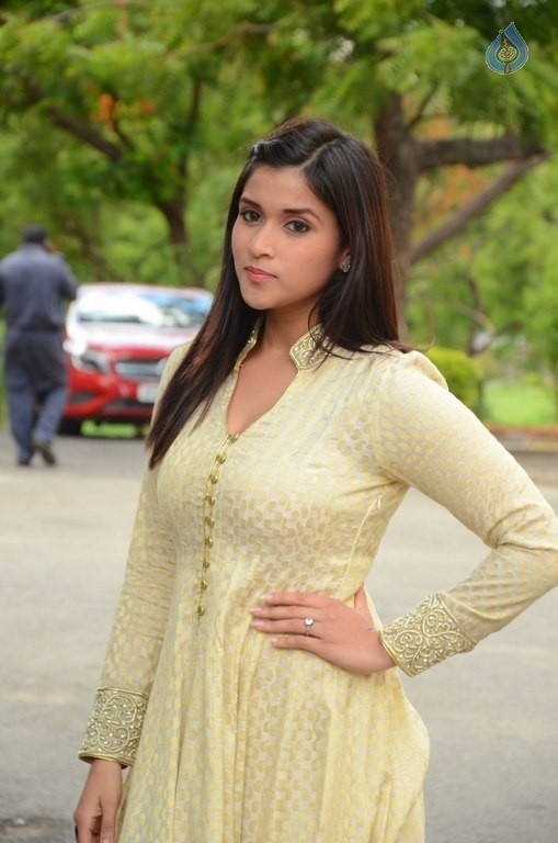 Mannara Chopra Gallery - 33 / 40 photos