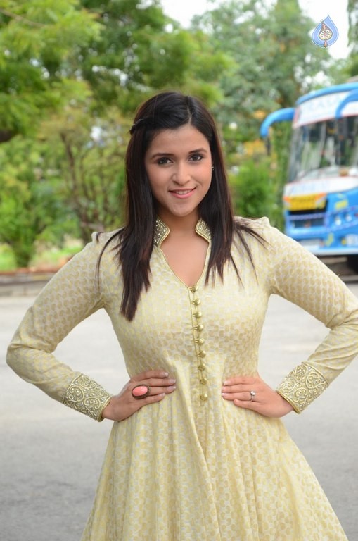 Mannara Chopra Gallery - 37 / 40 photos