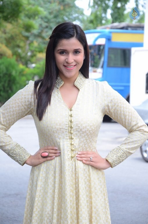 Mannara Chopra Gallery - 38 / 40 photos