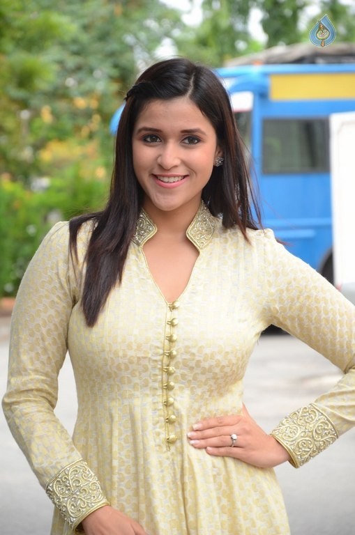 Mannara Chopra Gallery - 40 / 40 photos