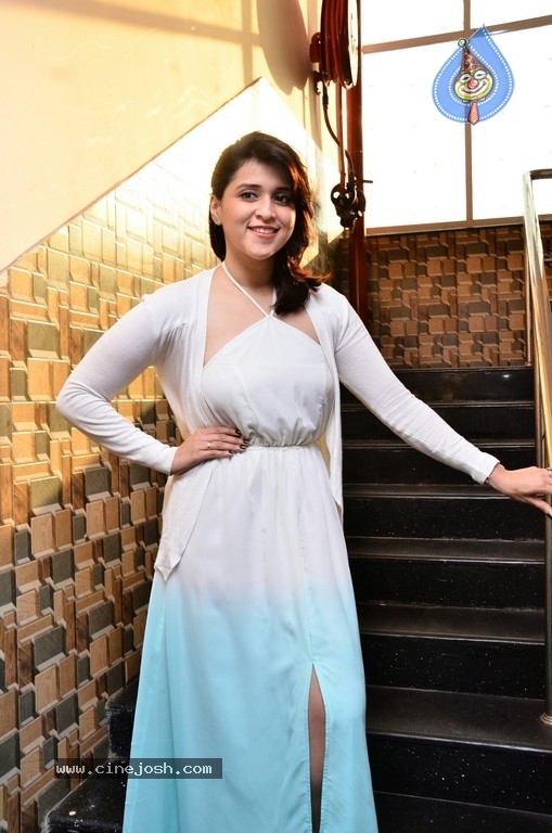 Mannara Chopra Photos - 20 / 35 photos