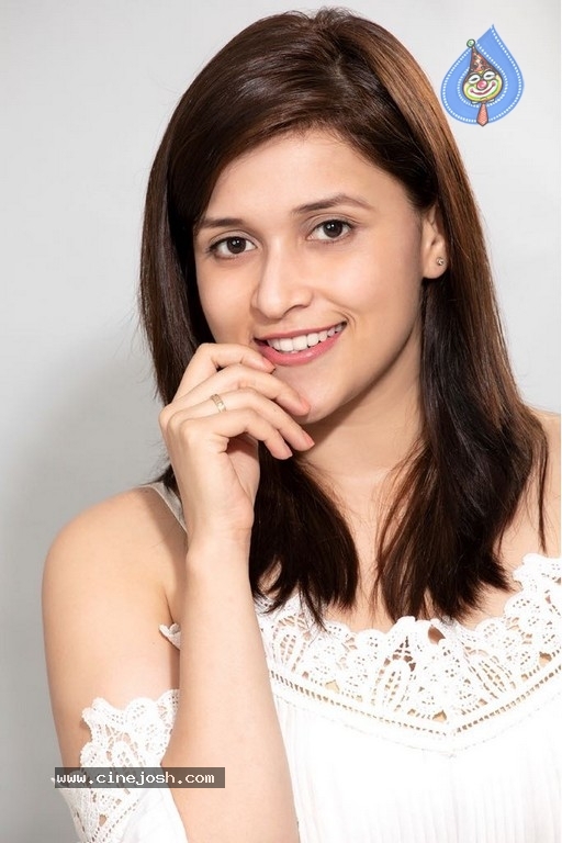 Mannara Chopra Photoshoot - 1 / 5 photos