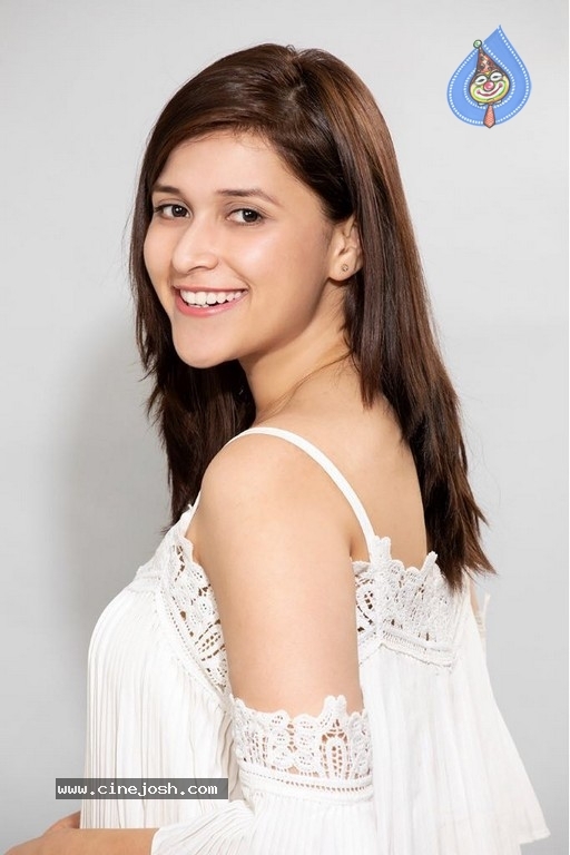 Mannara Chopra Photoshoot - 2 / 5 photos