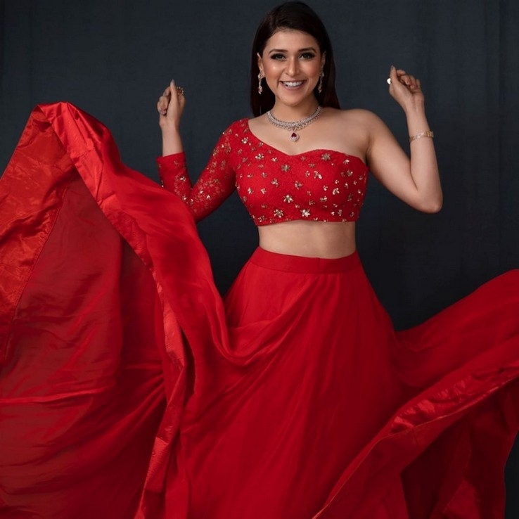 Mannara Chopra Pics - 2 / 14 photos