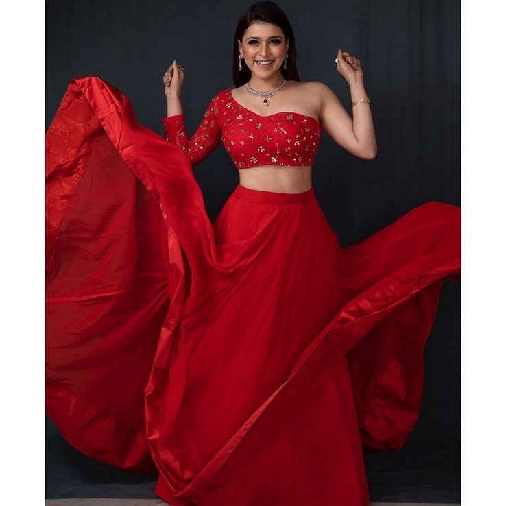 Mannara Chopra Pics - 6 / 14 photos