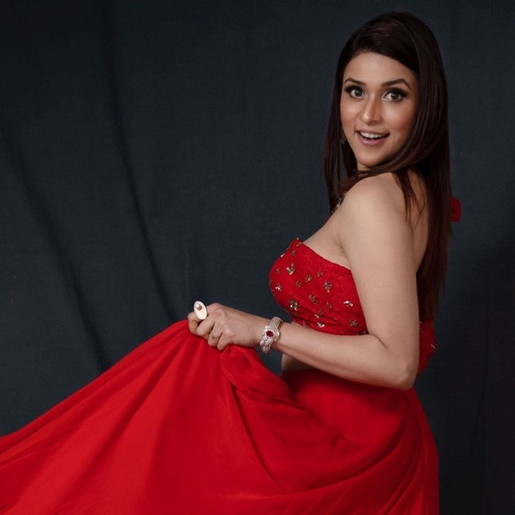 Mannara Chopra Pics - 8 / 14 photos