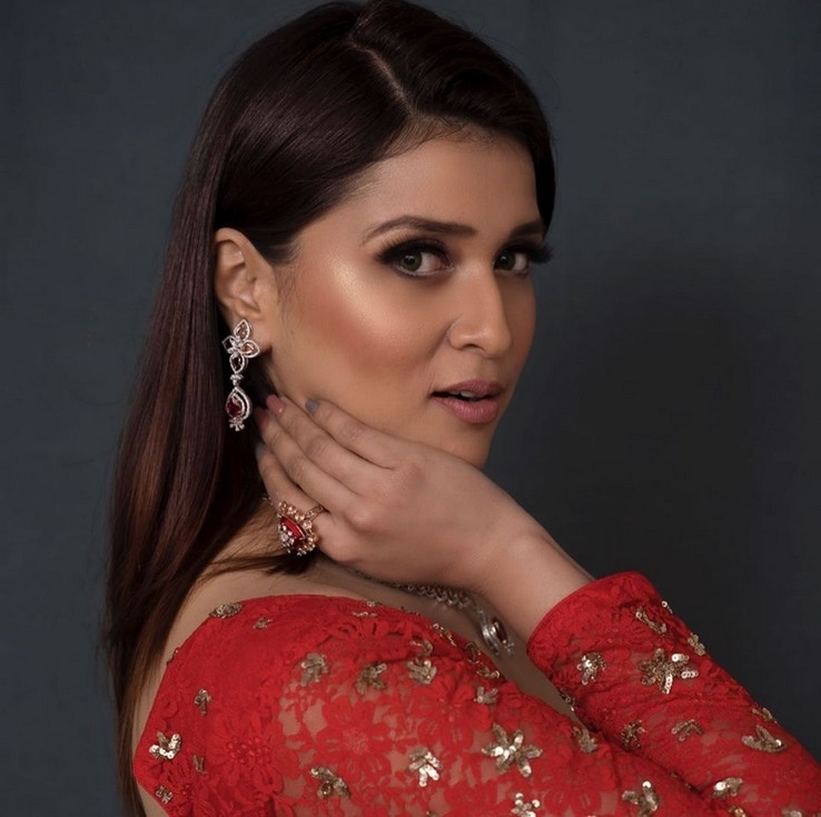 Mannara Chopra Pics - 10 / 14 photos