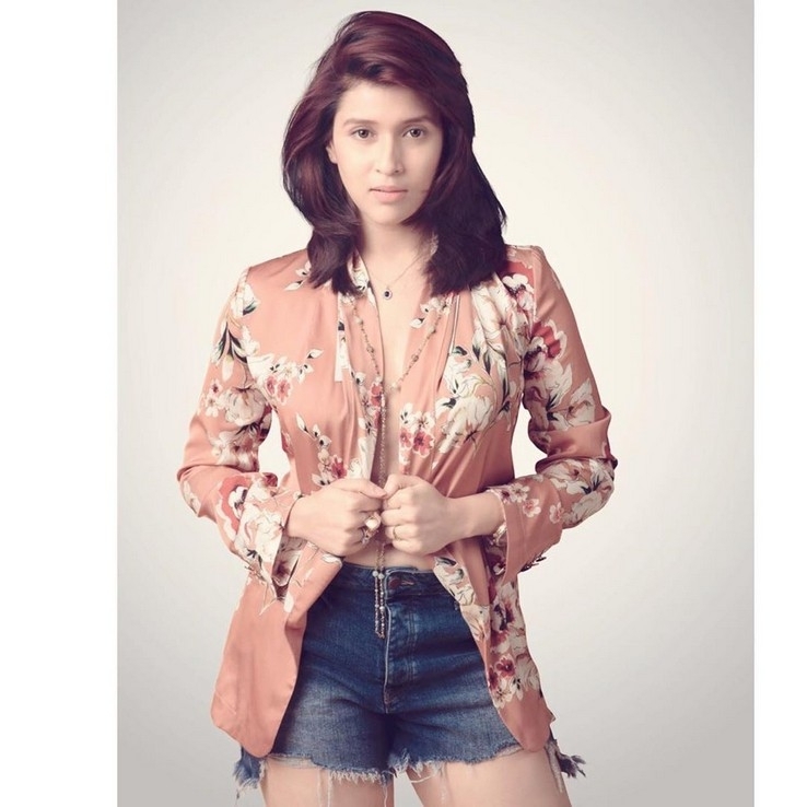 Mannara Chopra Pics - 12 / 14 photos