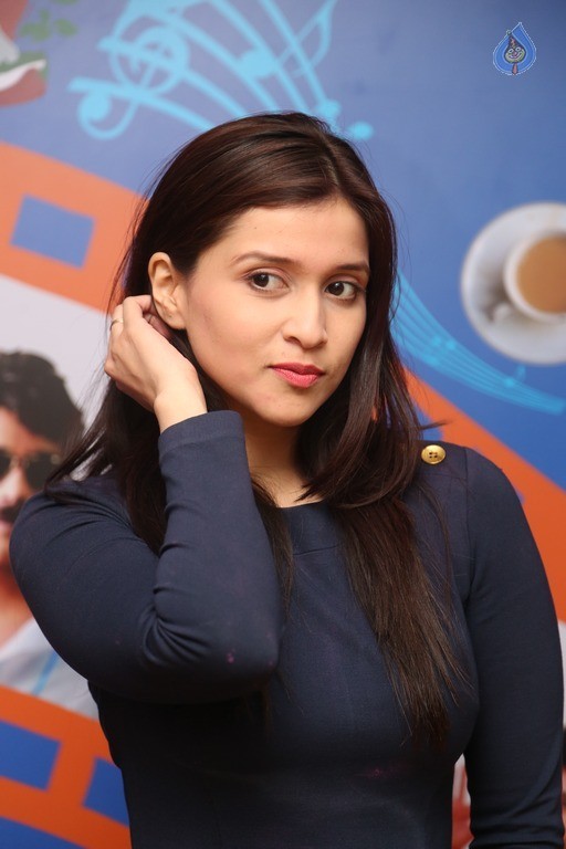 Mannara Chopra Pics - 6 / 42 photos