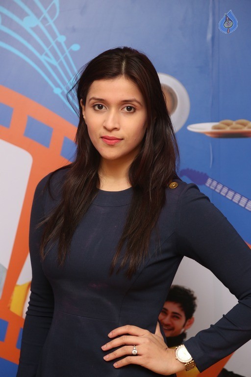 Mannara Chopra Pics - 18 / 42 photos