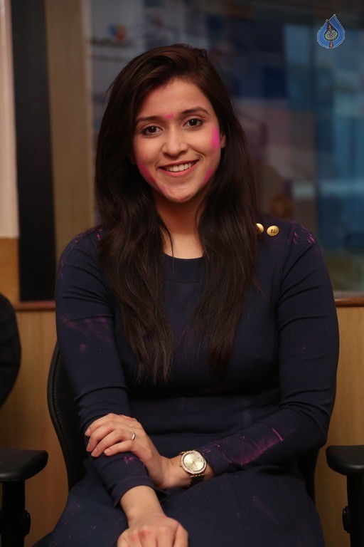 Mannara Chopra Pics - 35 / 42 photos