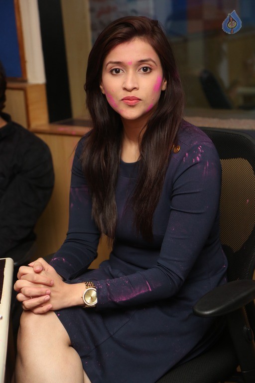 Mannara Chopra Pics - 36 / 42 photos