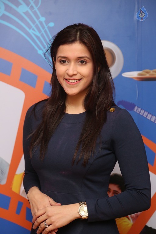 Mannara Chopra Pics - 40 / 42 photos