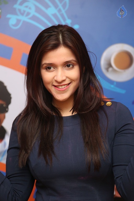 Mannara Chopra Pics - 41 / 42 photos