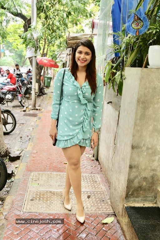 Mannara Chopra Pics - 5 / 10 photos