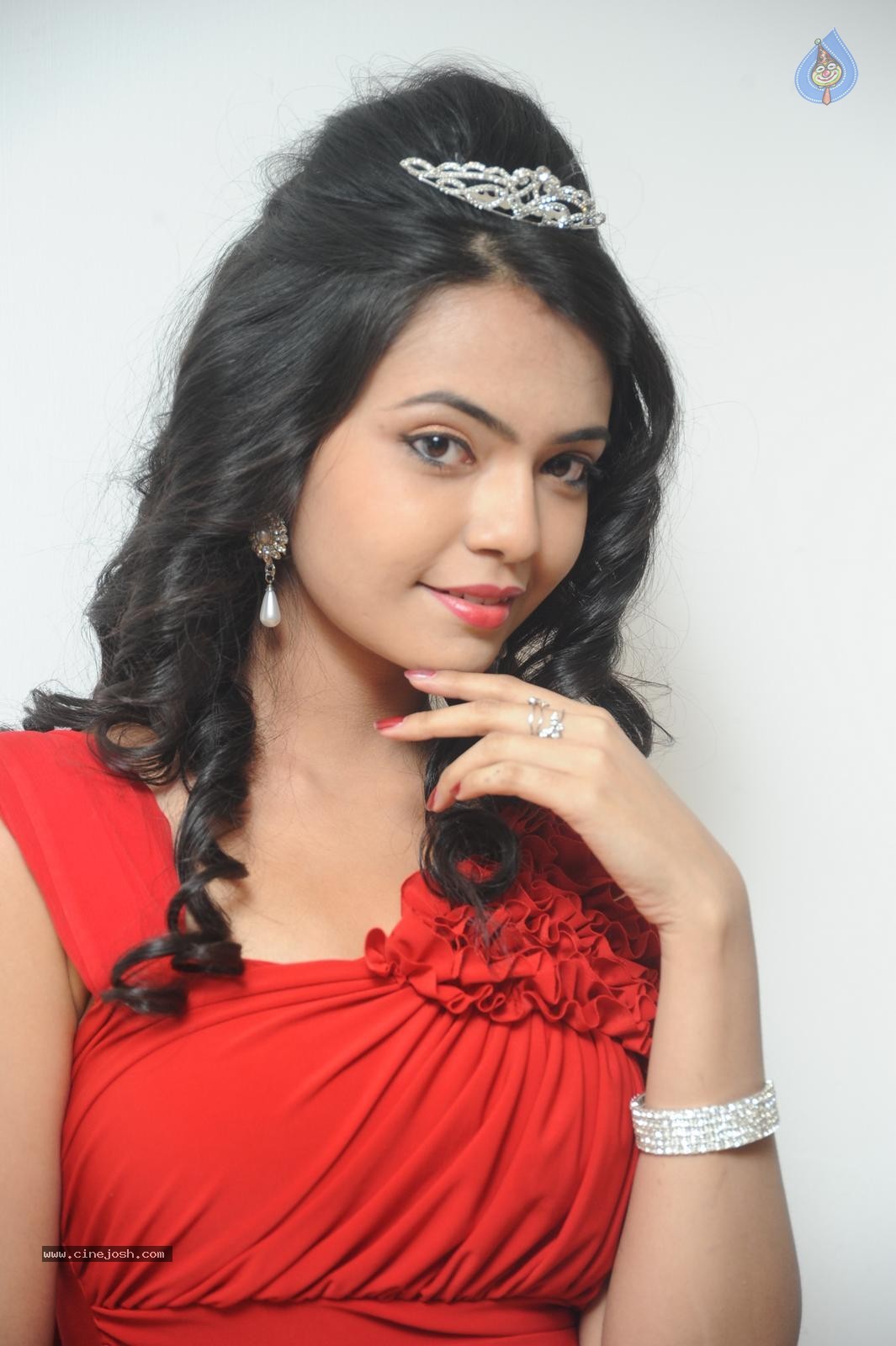 Marina Abraham New Stills - 19 / 100 photos