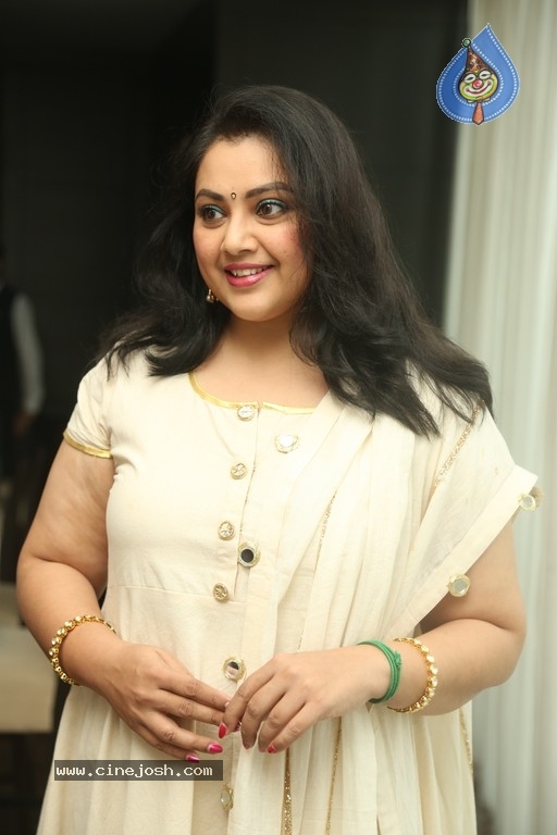 Meena New Gallery - 13 / 14 photos