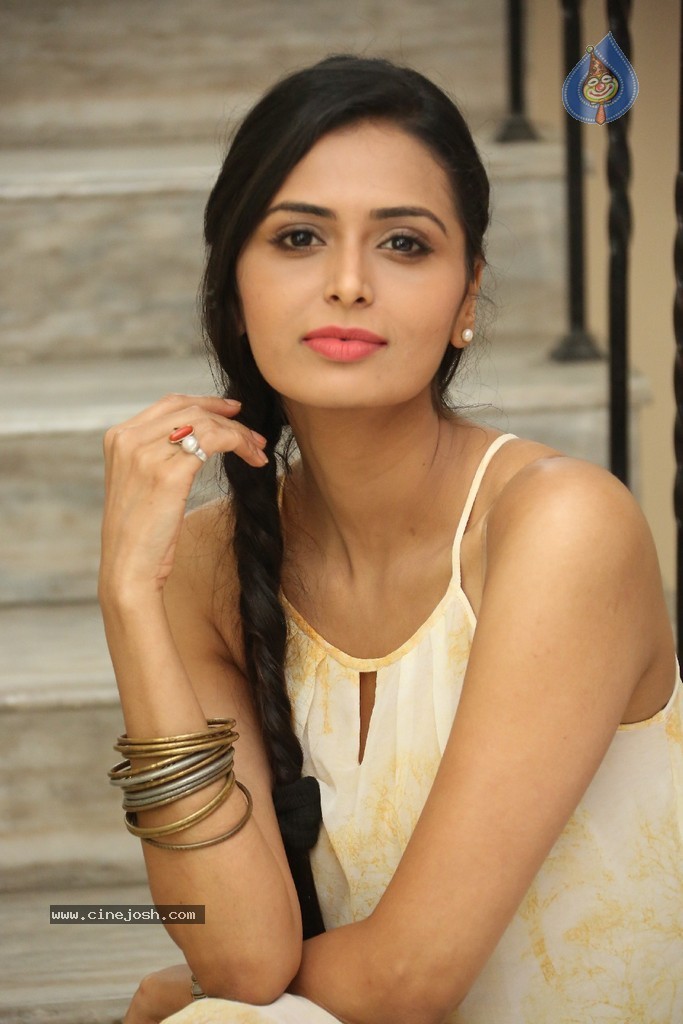 Meenakshi Dixit Gallery - 11 / 77 photos