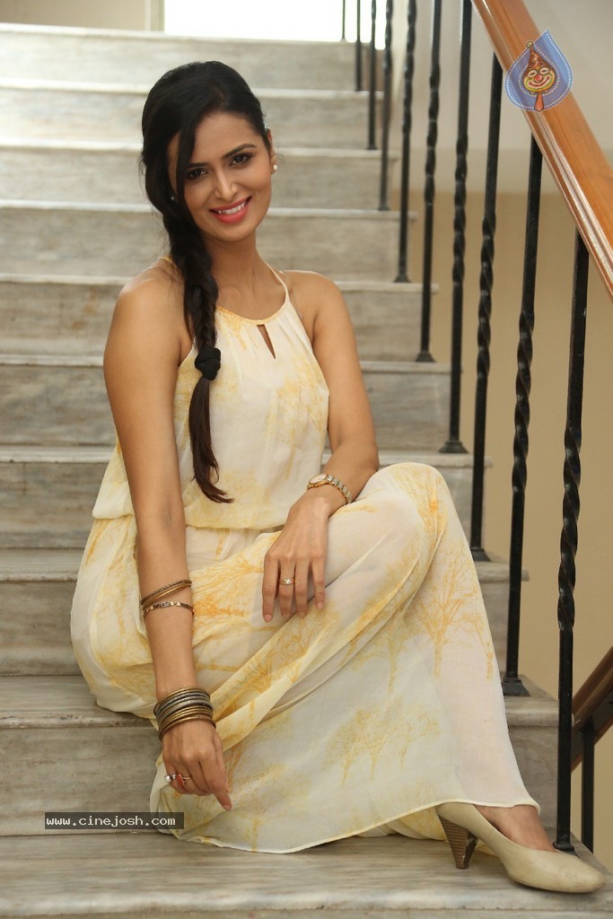 Meenakshi Dixit Gallery - 27 / 77 photos