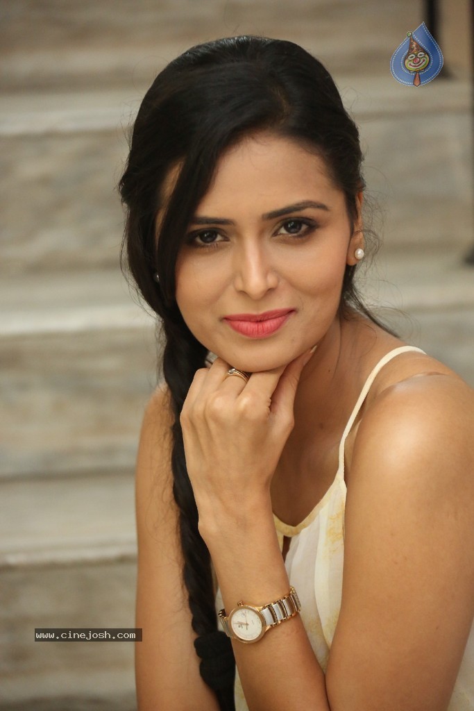 Meenakshi Dixit Gallery - 40 / 77 photos